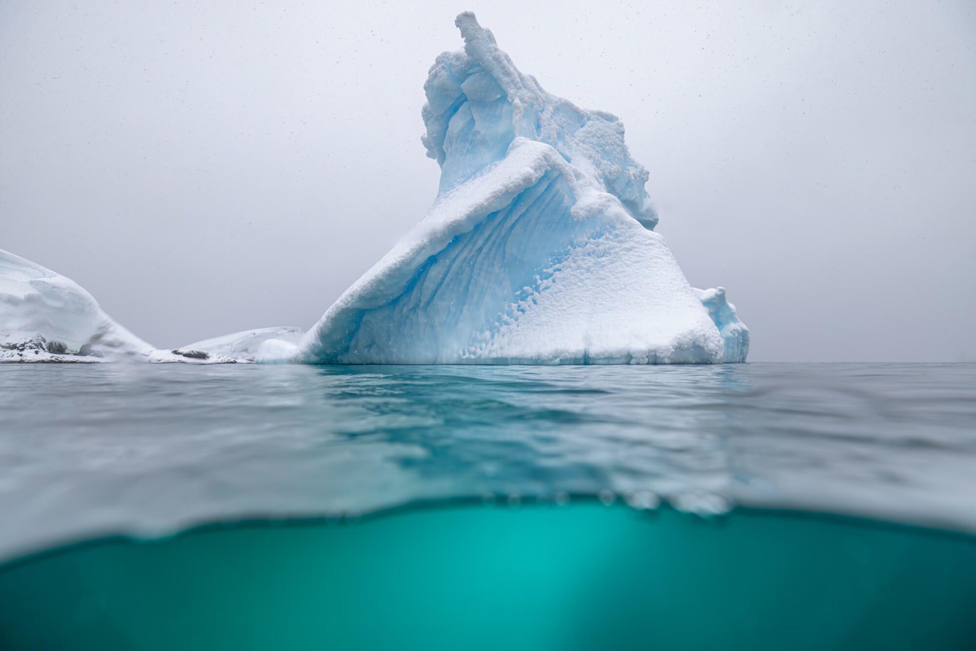 منظر جبل الجليد من تحت الماء في القطب الجنوبي. المصور: أرتيم شيستاكوف. المكان: القطب الجنوبي.