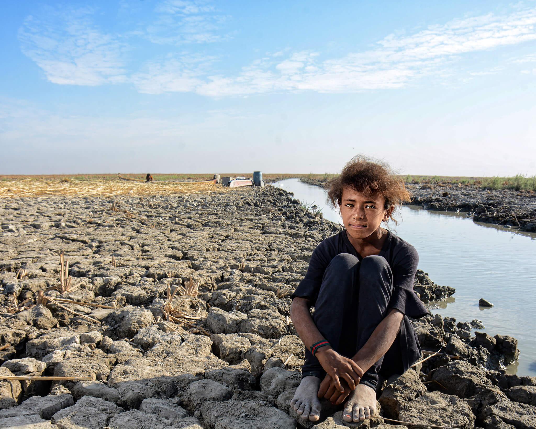 تصوير: حمد الشاعر
الصورة الفائزة بالمركز الأول وبطلتها الطفلة مروى التي تحاكي العالم بأرجلها المشققة