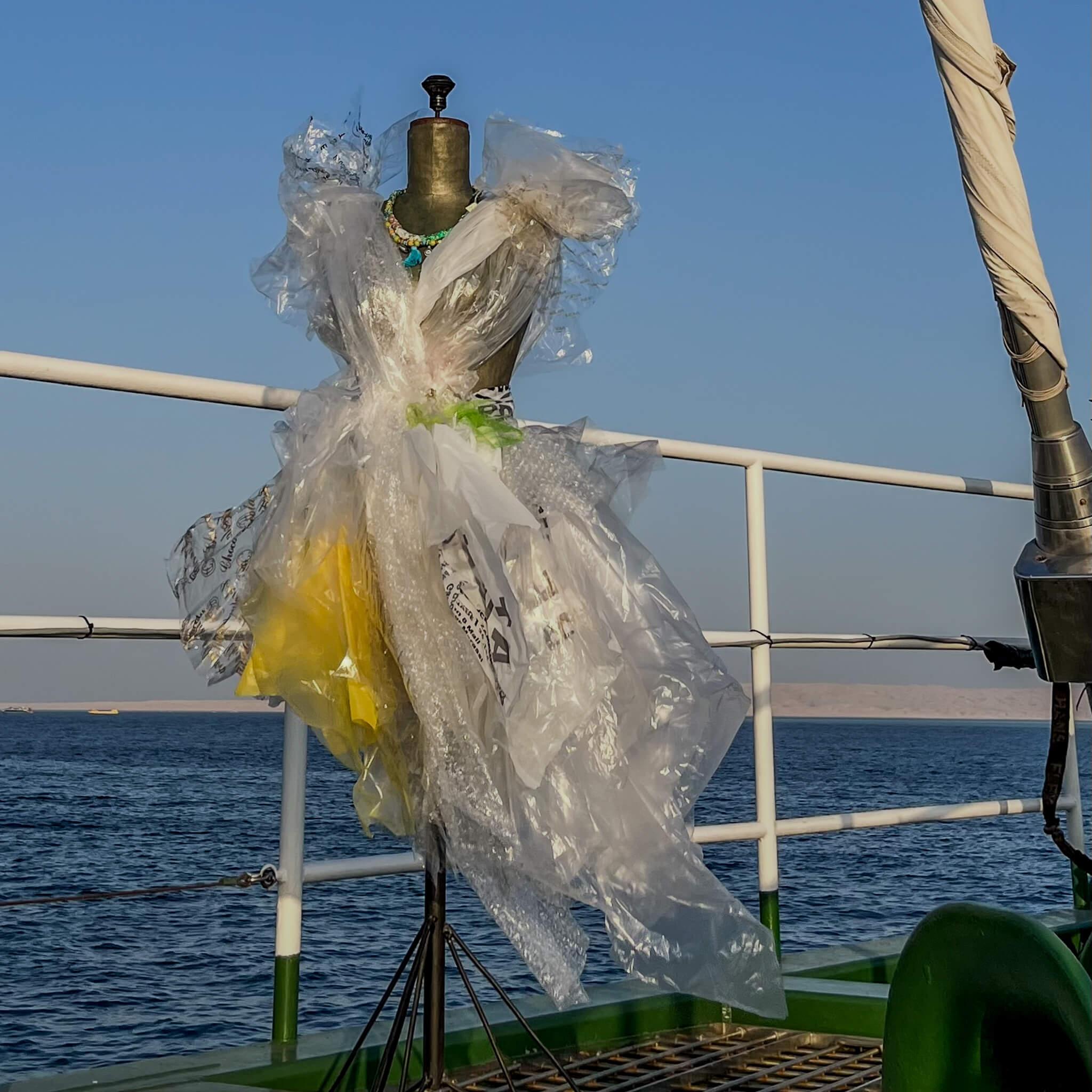 الفستان تم صناعته علي متن سفين جرين بيس أثناء تواجدها في الغردقة في ۲۰۲۲
مصدر: كفاية بلاستيك