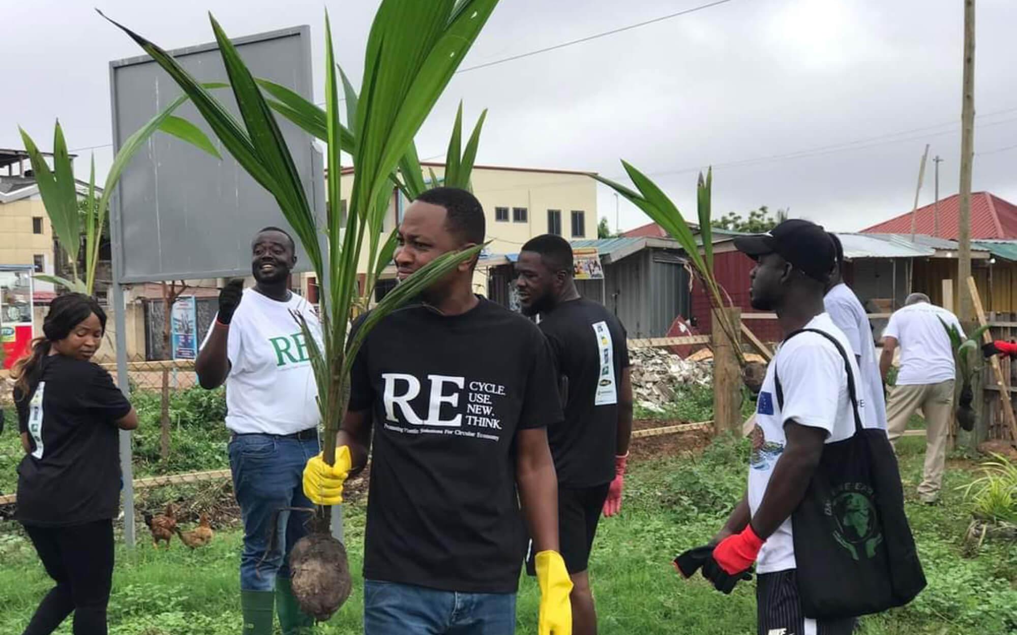 Volunteers and community members join together to reclaim landfills and waste sites, creating green spaces. 
Photographer: The Green Diversity Foundation