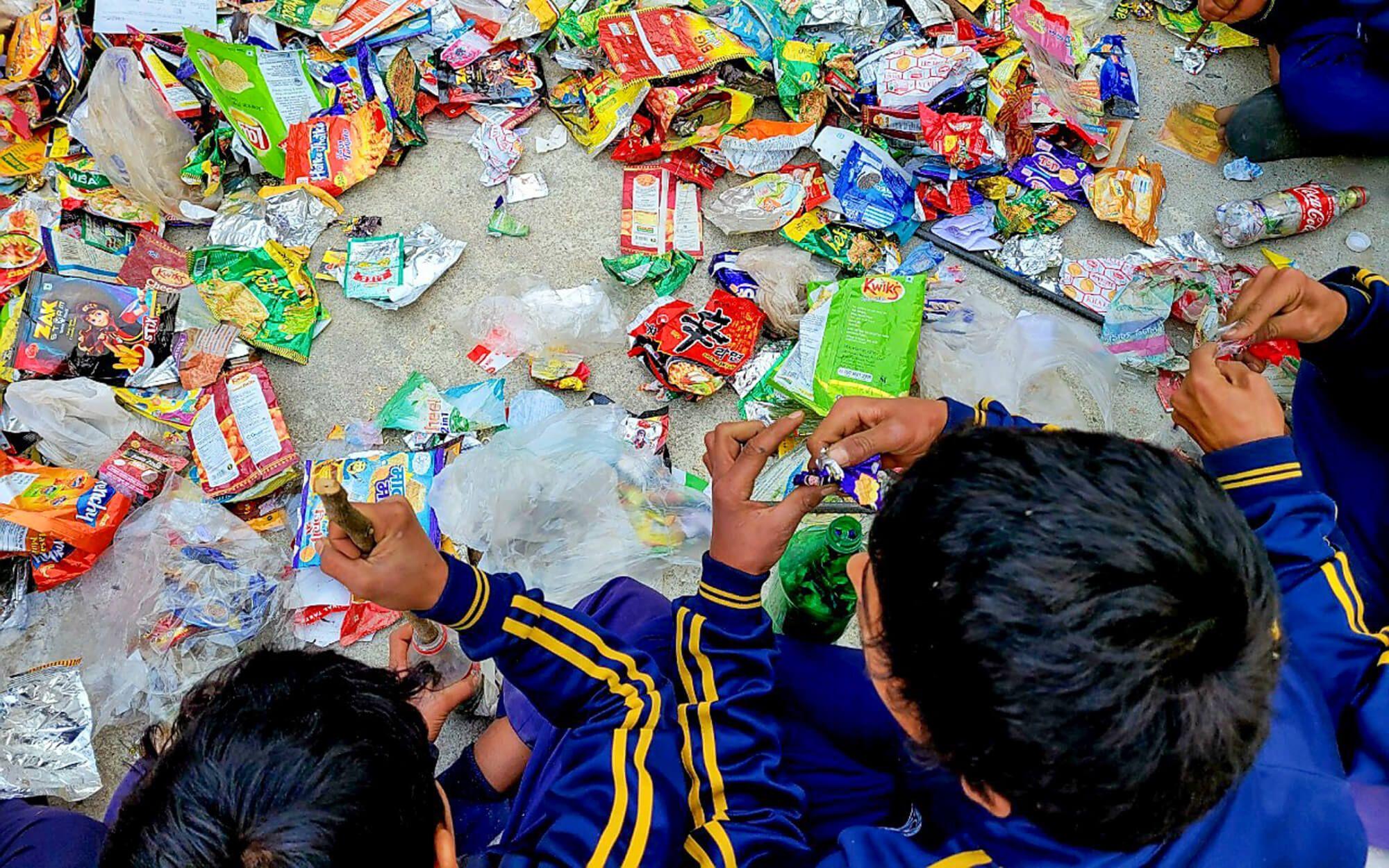 Students collect trash and plastic waste from the mountains, often in exchange for sweets.
Photographer: Kyu-hyun Kim