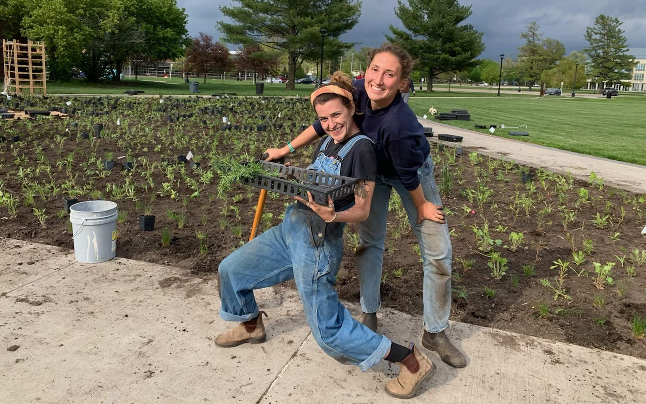 University students have come together at college campuses across the United States to plant native species and protect soil biodiversity.
Photo: Re:wild Your Campus