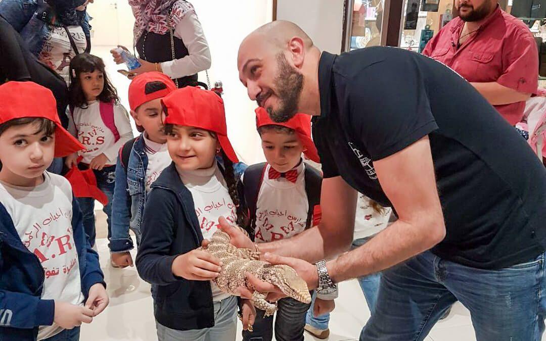 صورة مع طلاب روضة احباب الرحمن في احتفال العام يوم العالمي للحياة البرية لعام ٢٠١٨ والذي كان اول احتفال لهذا اليوم منذ ٢٠٠٣ من تنظيم منظمة المناخ الاخضر العراقية وفريق المنقذون للحياة البرية وكان اقبال كبير للعوائل والشباب لهذا الاحتفال
المصدر: مهدي ليث