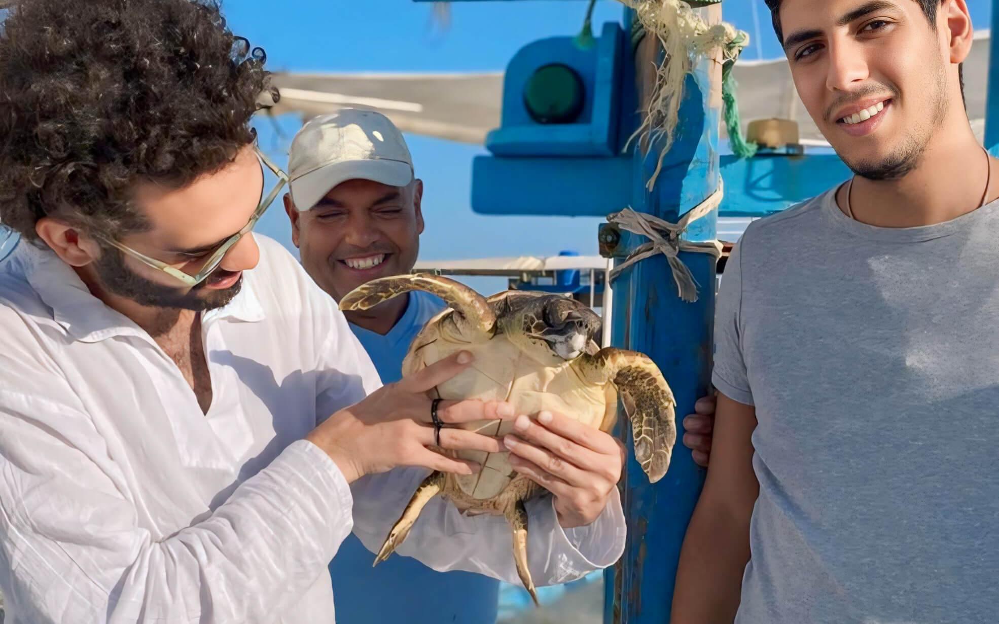 شارك في مبادرات منها ارثناء للحفاض علي التنوع البيولوجي لبلده تونس 
المصدر: عادل عزوني