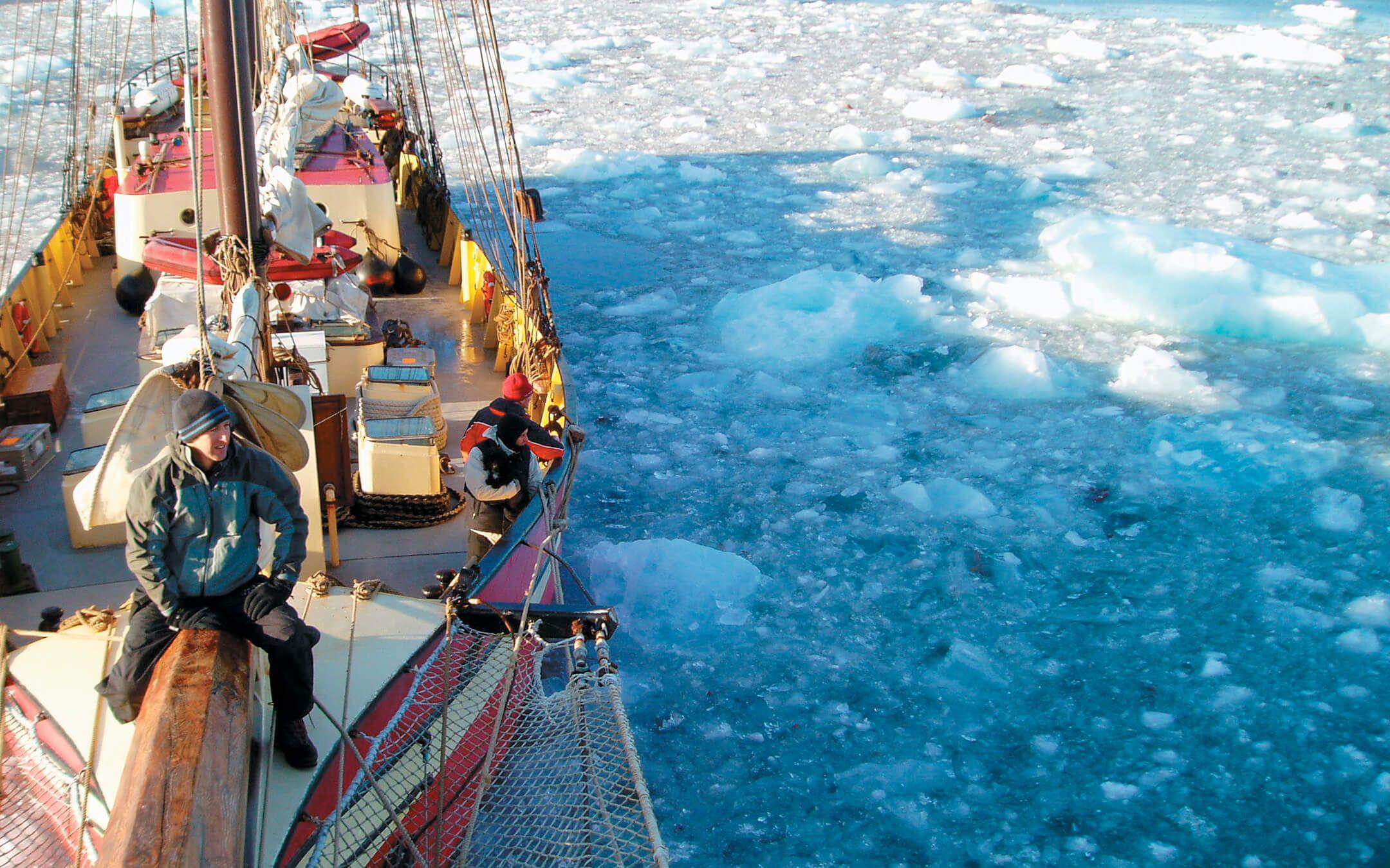 Alex Hartley on Noorderlicht Mast, 2005.
Photo: Cape Farewell