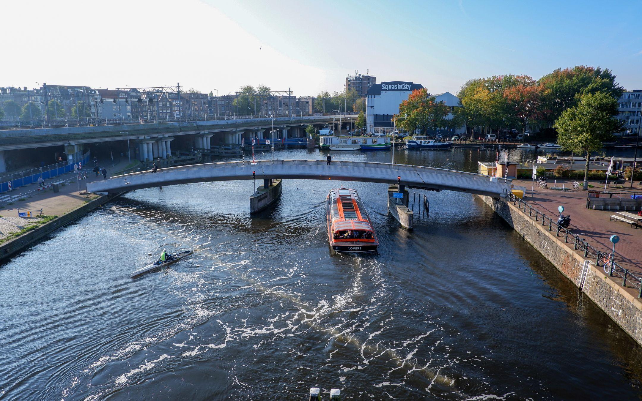 The Great Bubble Barrier crosses a canal in the city of Amsterdam.
Photo: The Great Bubble Barrier