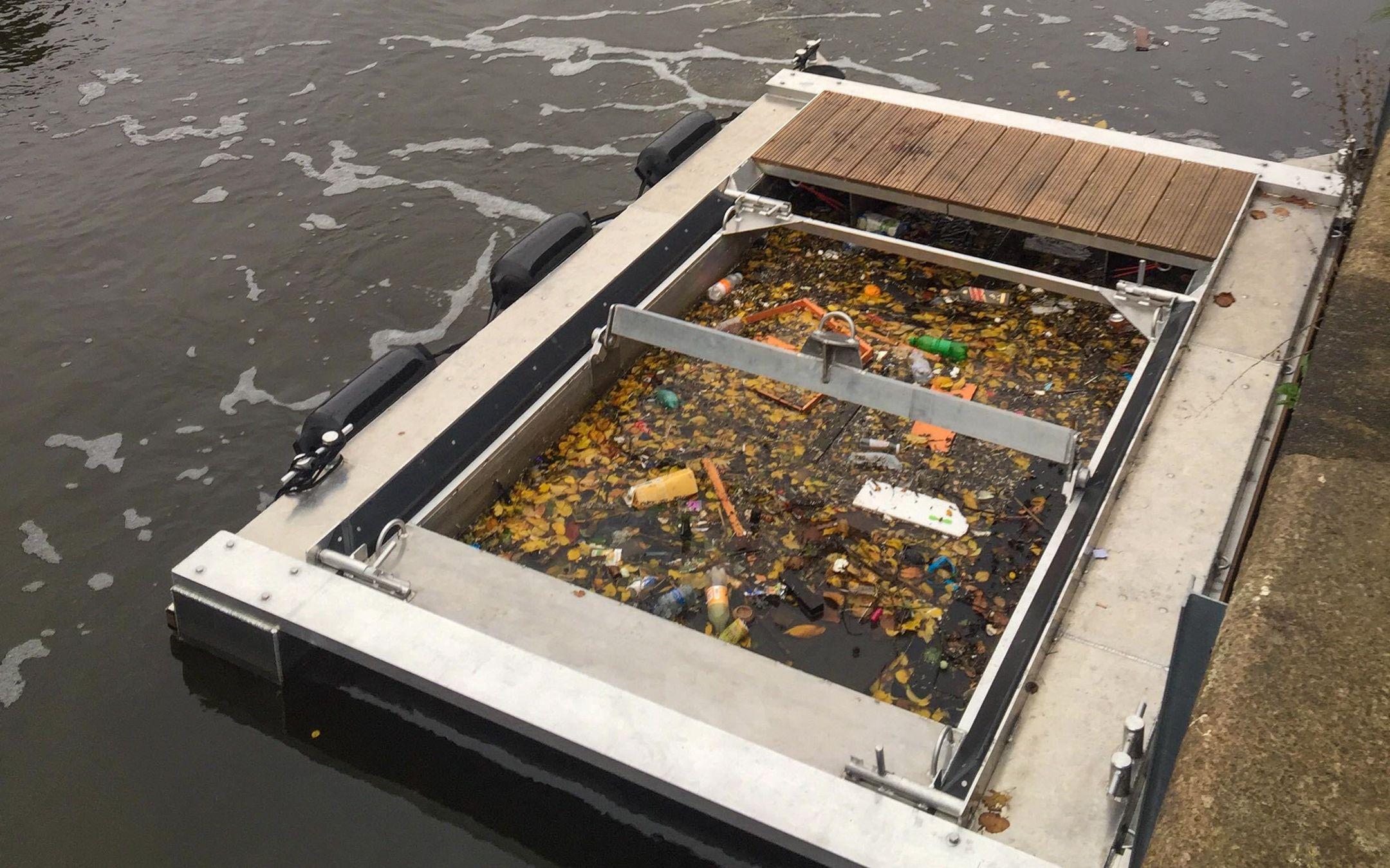 The Great Bubble Barrier guides trash to a receptacle at the side of the canal, capturing waste while still allowing marine life and boats to pass safely.
Photo: The Great Bubble Barrier