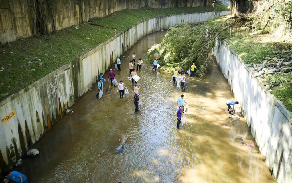 At this urban river, an EcoKnights programme called Guardians Against Garbage (GAG) (a clean-up program that focuses on restoring rivers and beaches) is in full swing.
Photo: EcoKnights