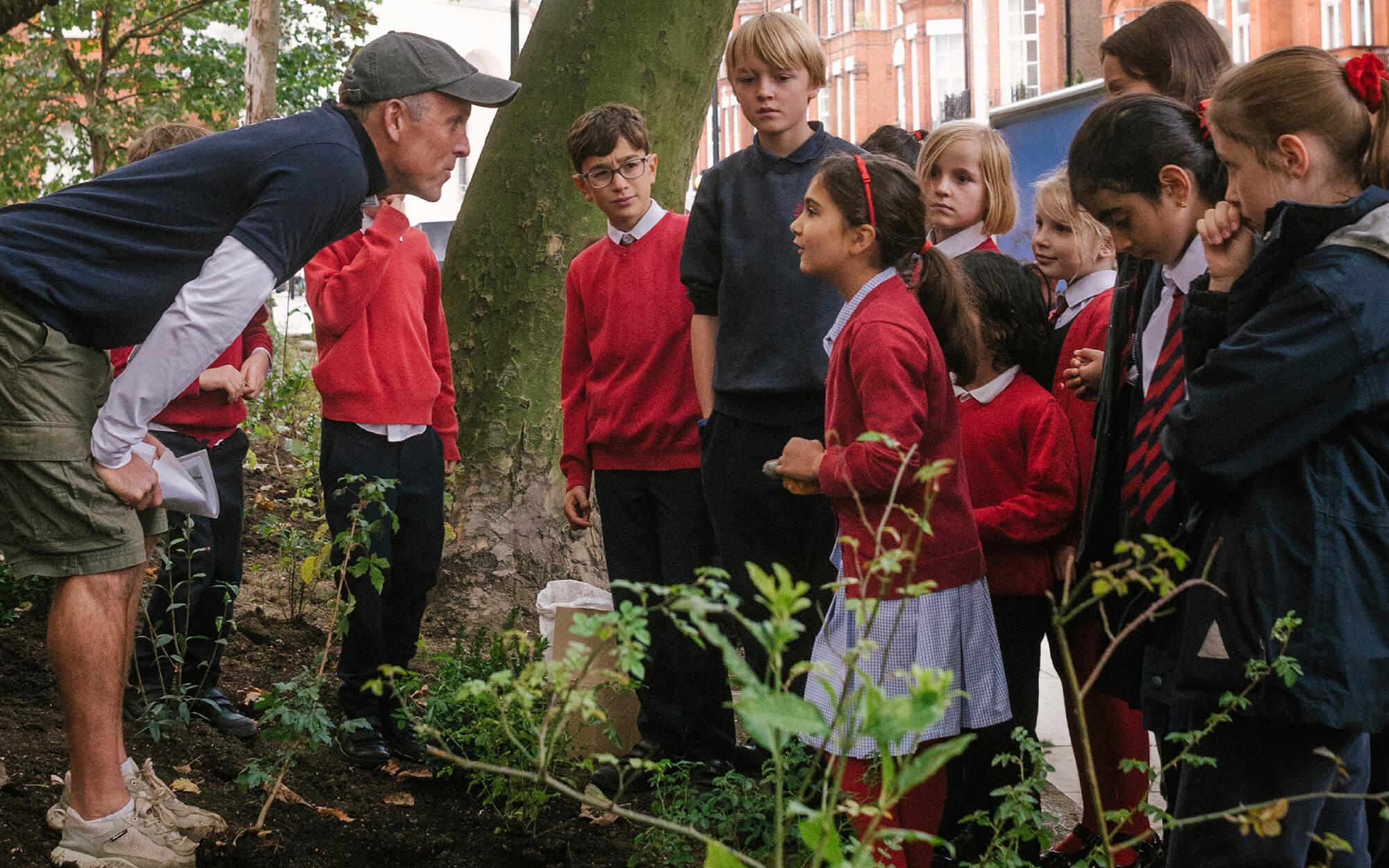 Schoolchildren learn about ecosystems and native species in London, UK. 
Photo: Courtesy of SUGi