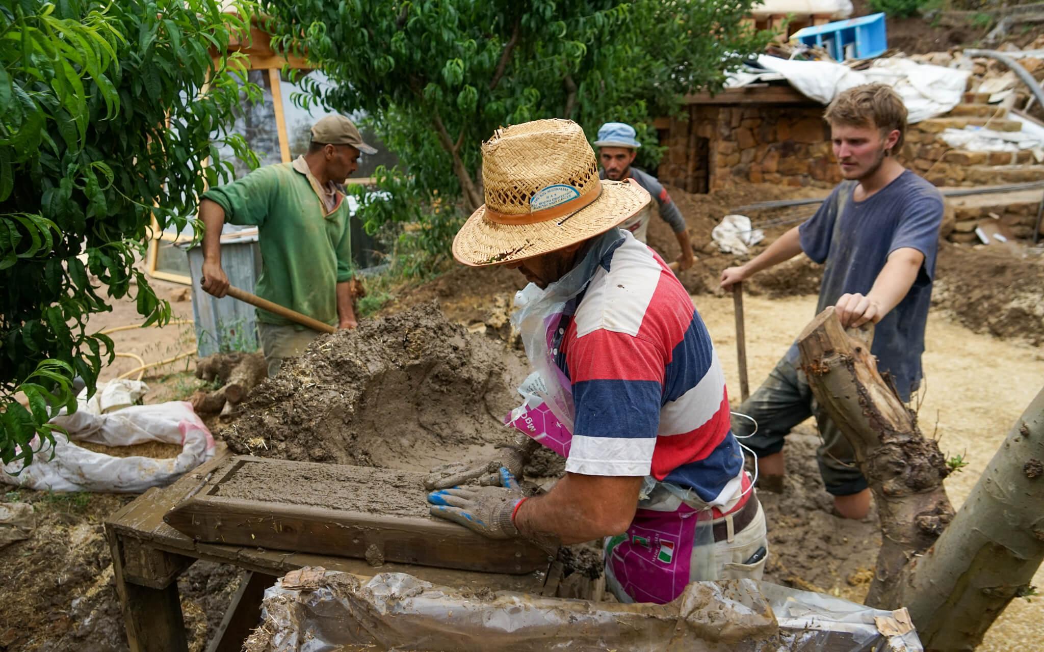 العمال وهم يبنون بيت الأحلام من الطين والحجر ومواد معاد تدويرها.
المصدر: لايف هاوس