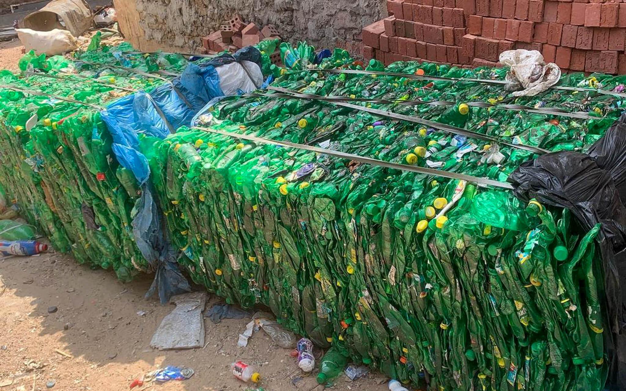 جمع الزجاجات البلاستيك وتجهيزها لدخول الكسارة 
 تصوير: صهيب رسمي