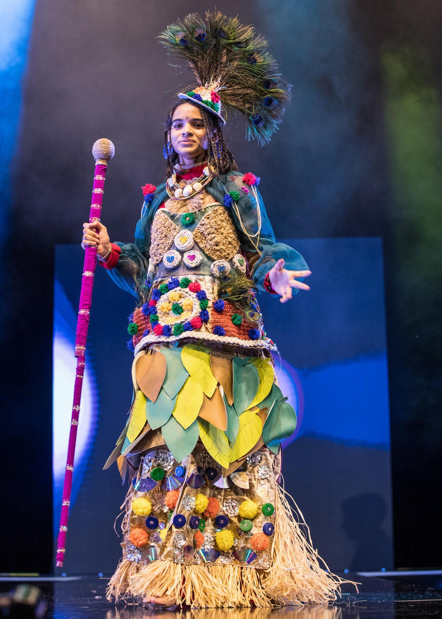 Tribal Tribute created by Sanika Shivaraj Uchapla, Vishaka Suresh and Nivriti Thirukovalluru from JSS Private School, Dubai, using wool, bottle caps, peacock feathers and discarded birthday decorations.
Photographer: Stephane Danna