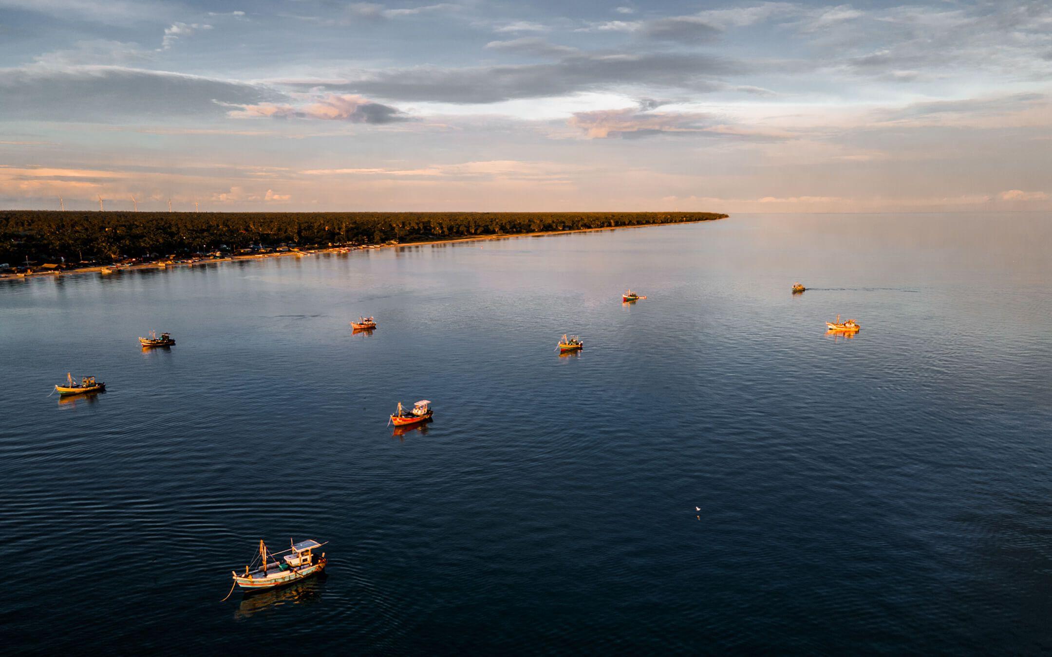 Trawlers off the coast of Pesalai, Mannar. 
Photographer: Marla Tomorug