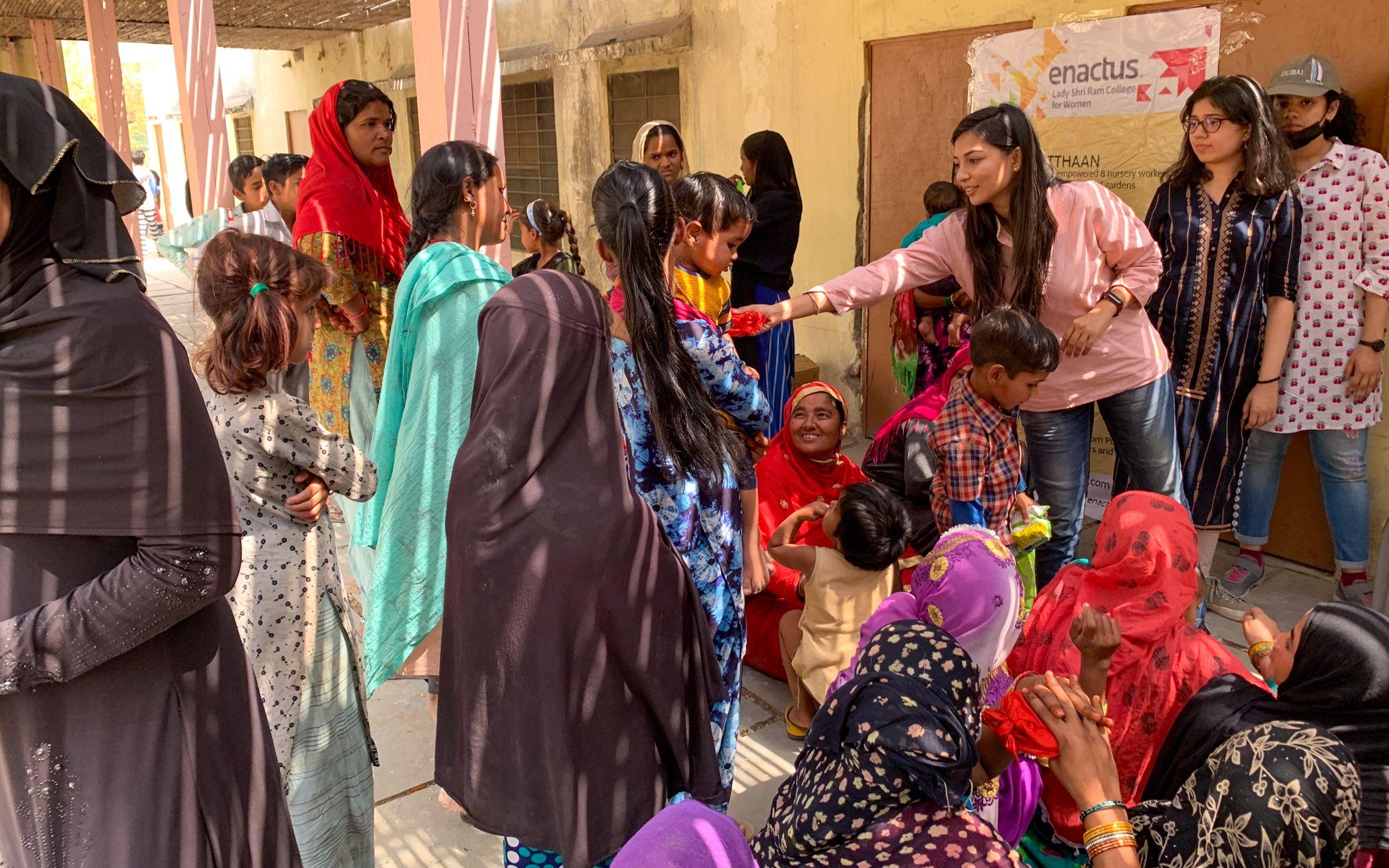 Residents of Jaipur receive reusable pads and menstrual hygiene products as a part of a Sanitree donation drive.
Photo: Sanitree