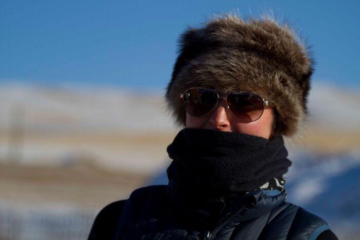 المصورة أستريد هاريسون تقف في الطقس القارس لمنتزه هوستاي الوطني في منغوليا.