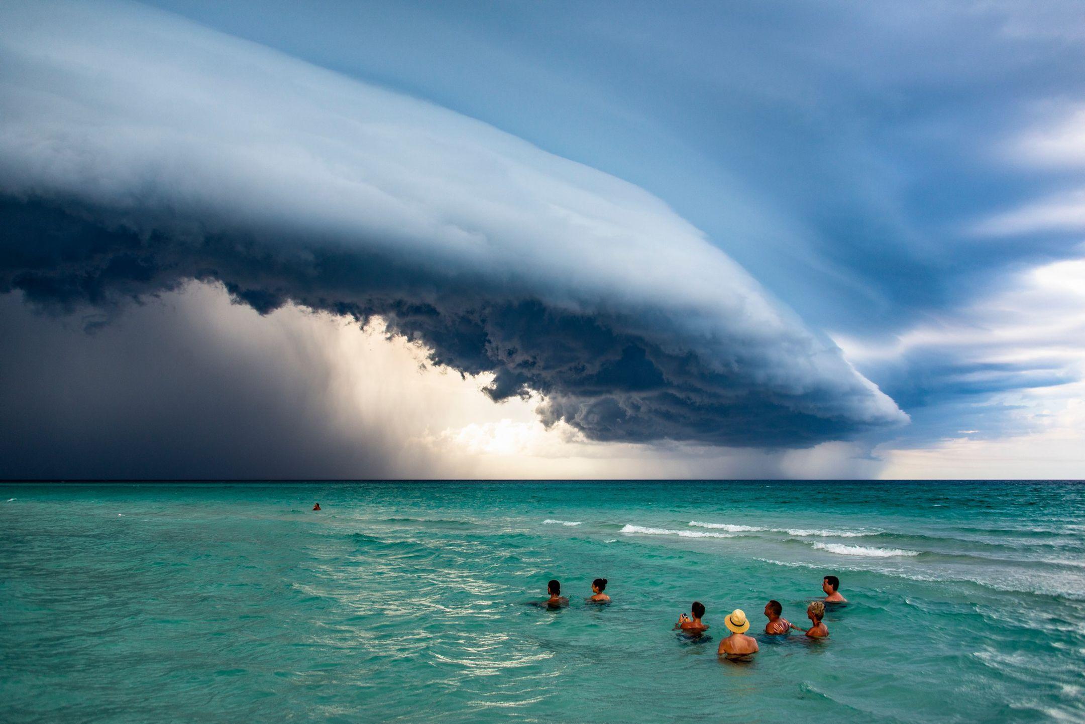 A daunting scene as a group of swimmers quietly observes an incoming storm.
Photographer: Giovani Mota Cordioli Location: Varadero, Cuba