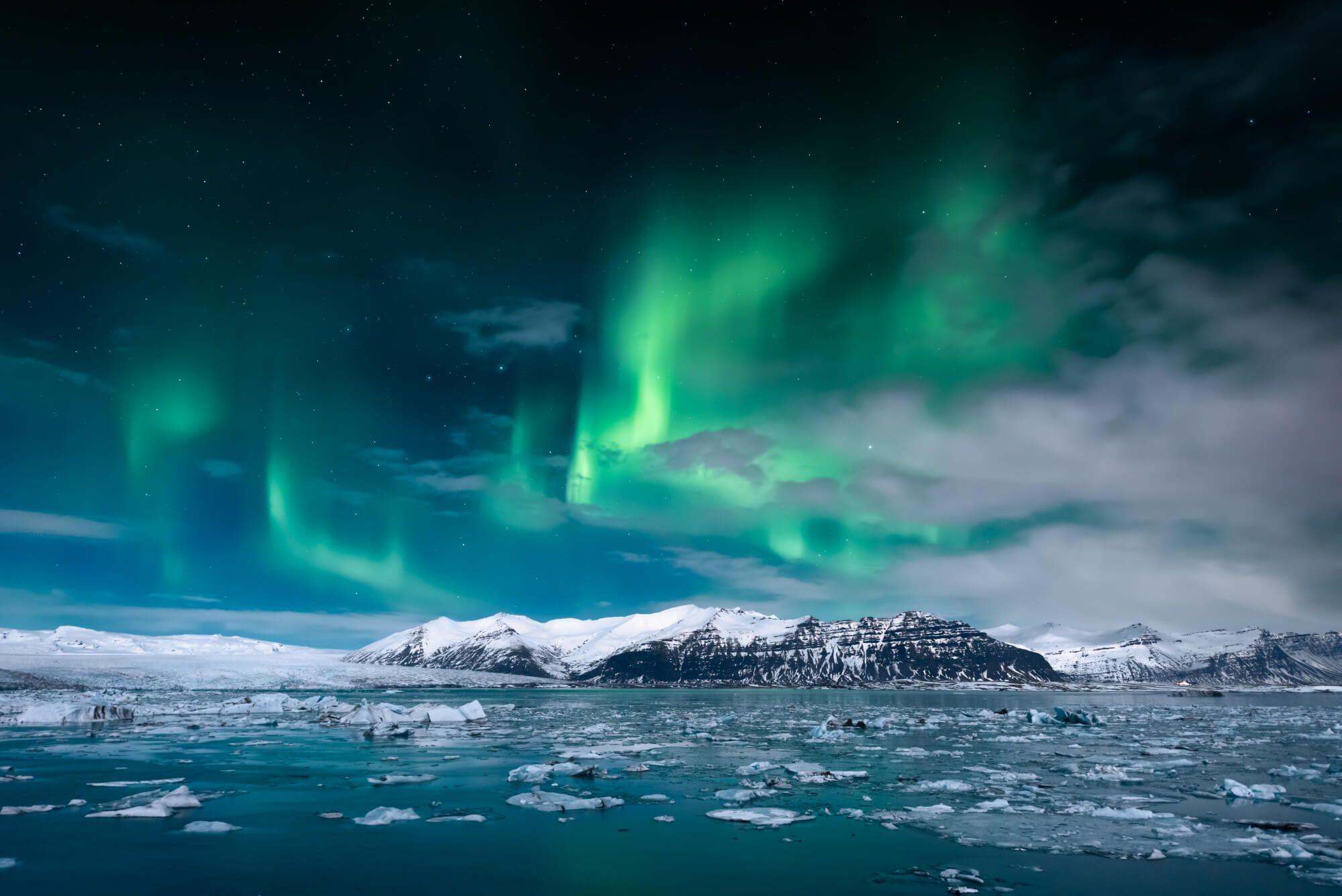 "النار الجليدية".. بحيرة الجليد الأيسلندية مشتعلة بفعل الشفق القطبي.
 
المصور: ماركو مانزيني  