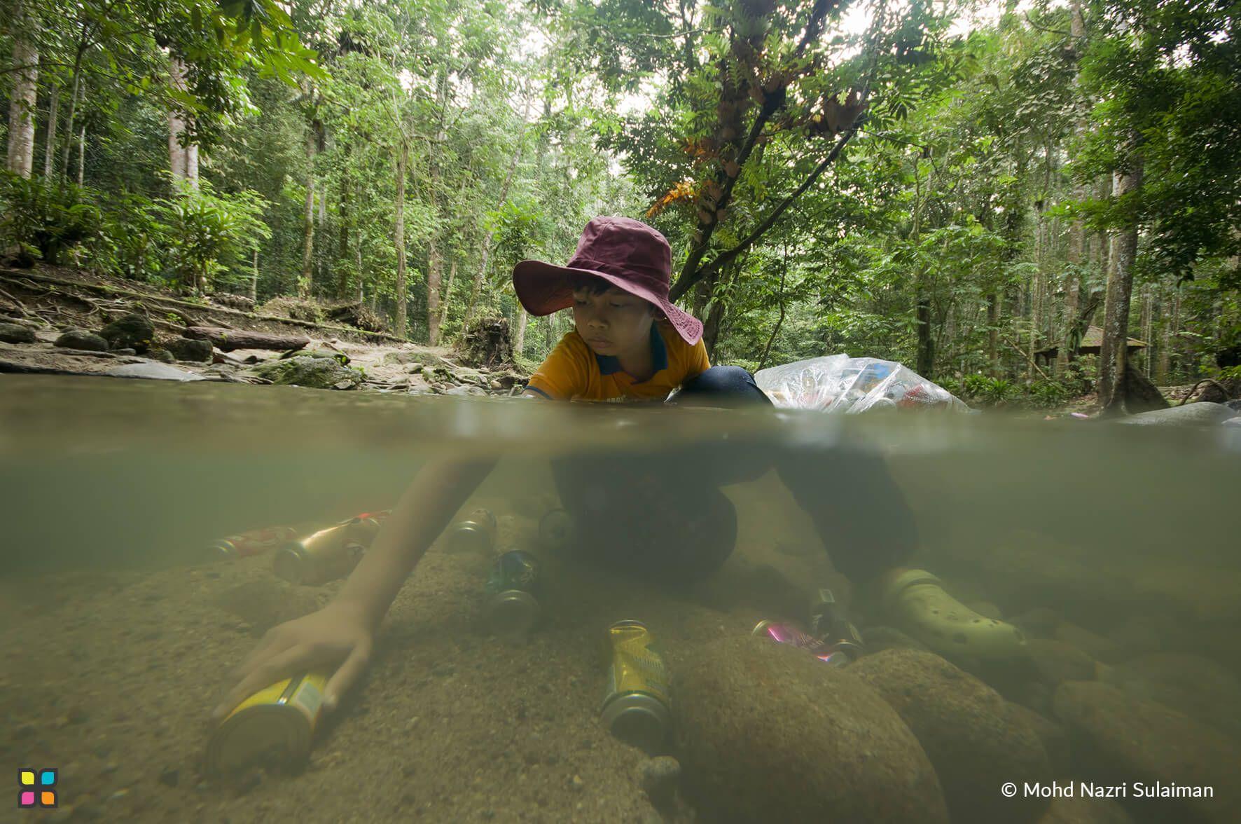 ولد يجمع الزجاجات والعلب من النهر في ماليزيا للمساعدة في تنظيف البيئة.
اسم المصور: محمد نزري سليمان المكان: ماليزيا